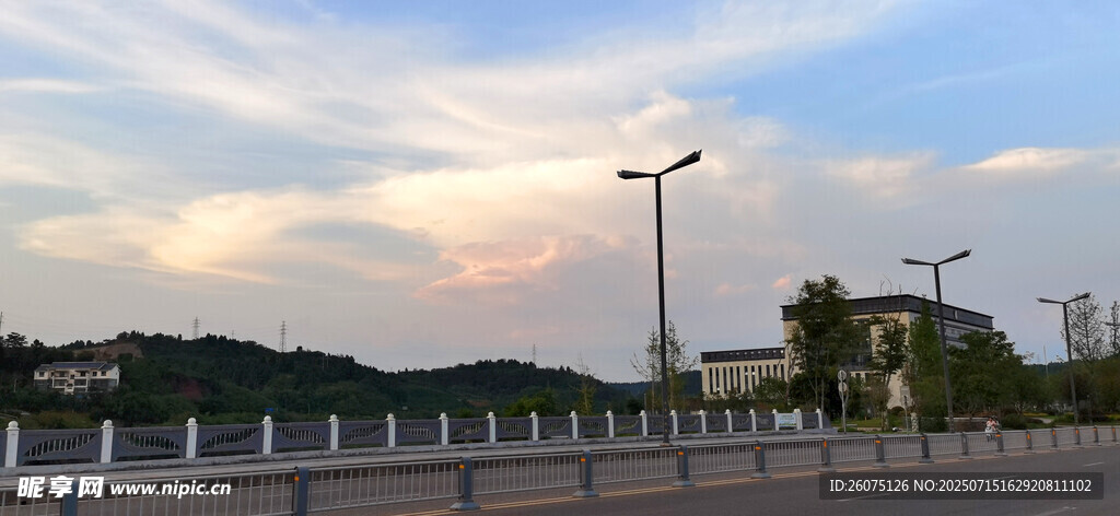 黄昏下的道路与远处风景