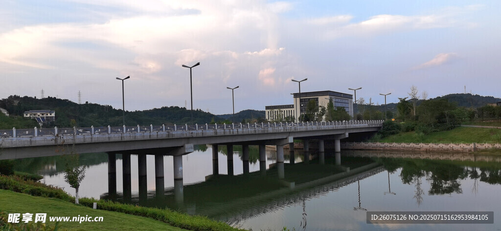 河畔桥梁风景