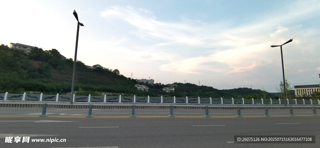 空旷大道与远处风景
