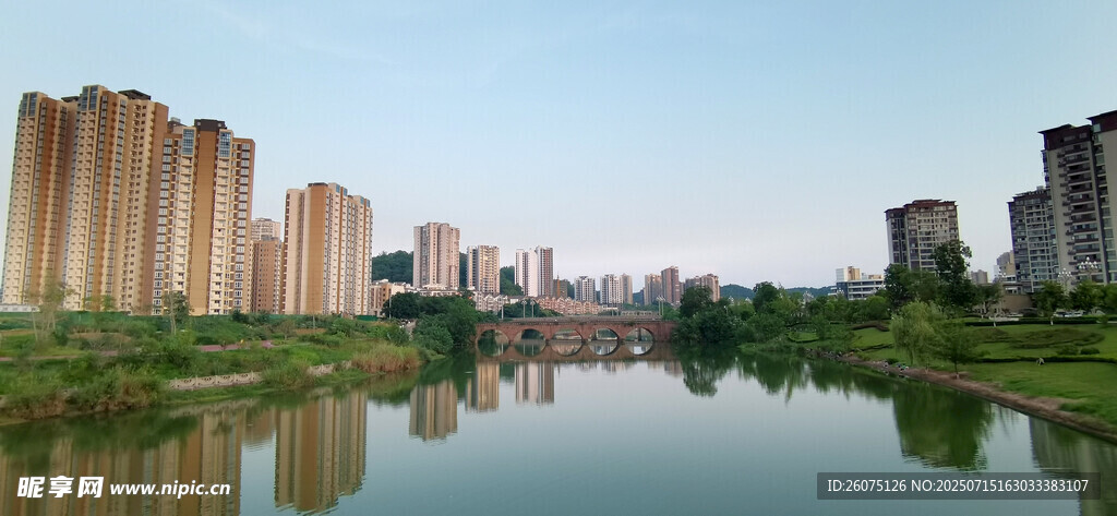 河畔高楼林立的城市风光