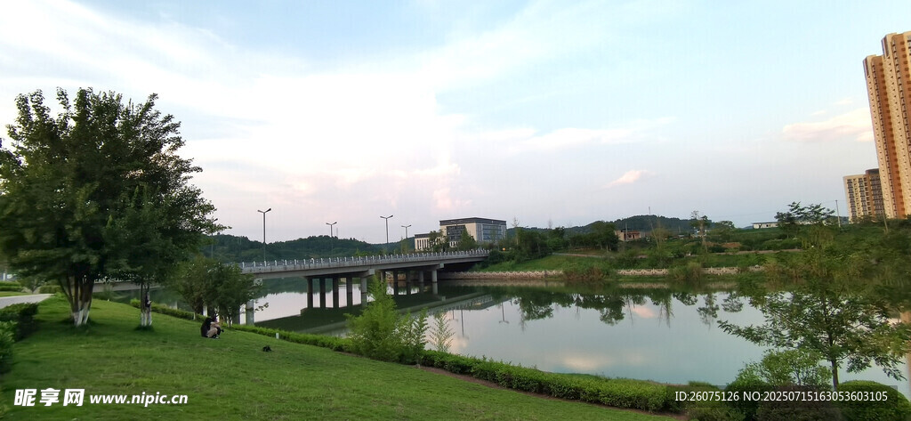 湖畔绿地风光