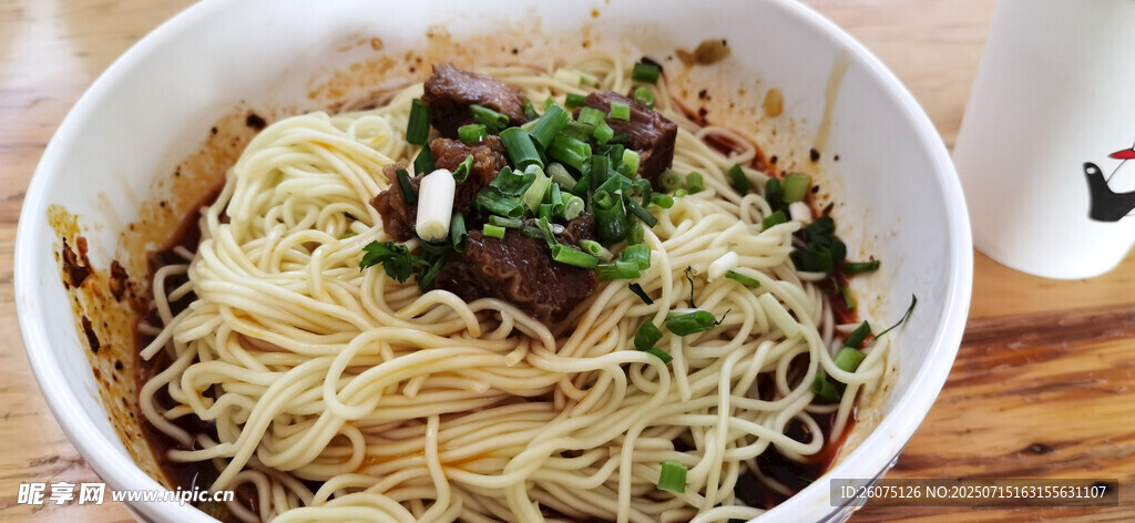 美味葱花牛肉拌面条特写