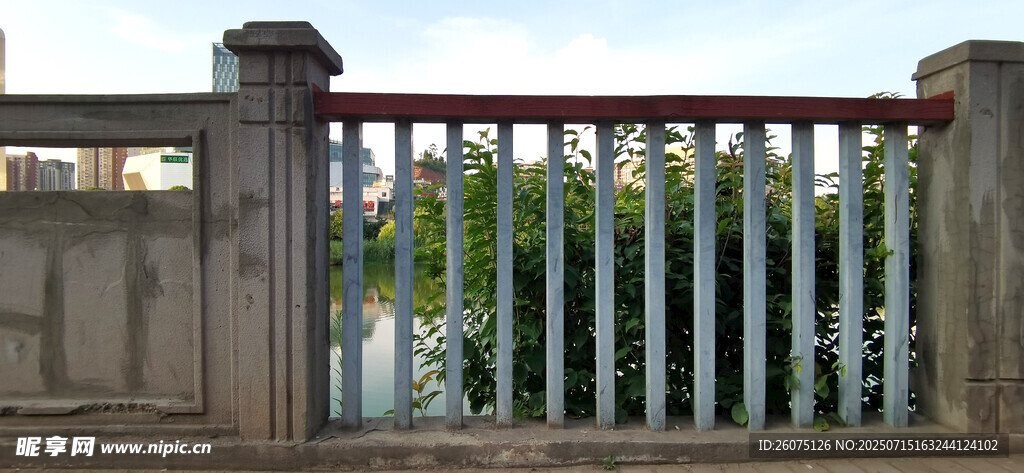 河岸金属围栏