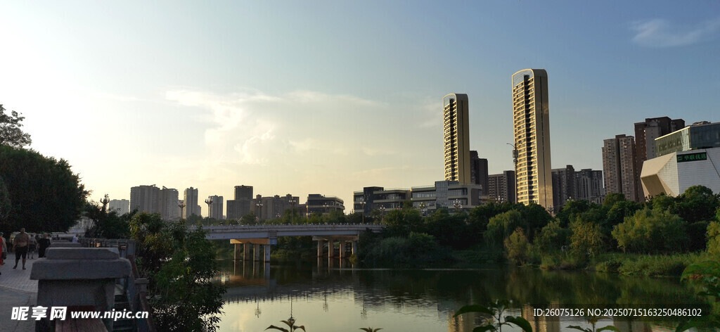 河畔城市风光