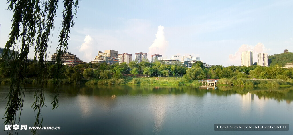 城市中的湖畔美景
