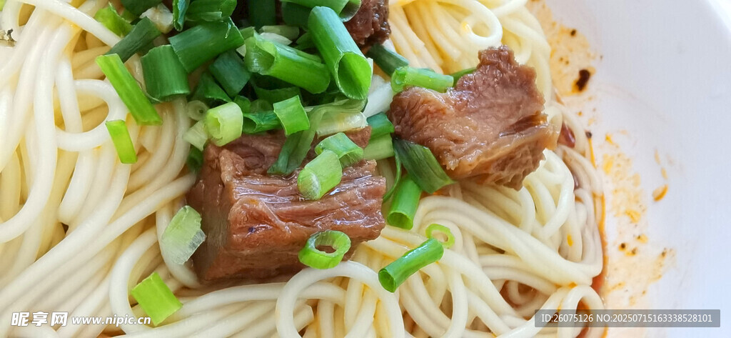 葱香牛肉干拌面特写