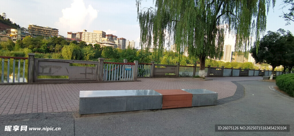 城市公园中的休闲长椅景观