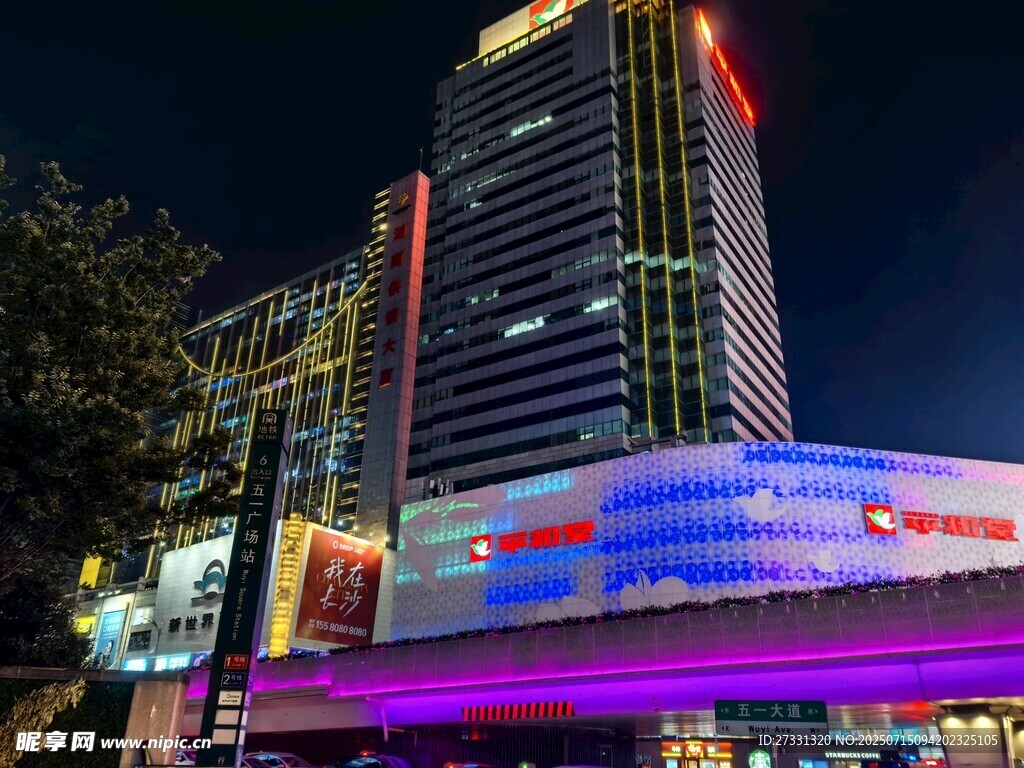 城市夜景中的绚丽摩天大楼