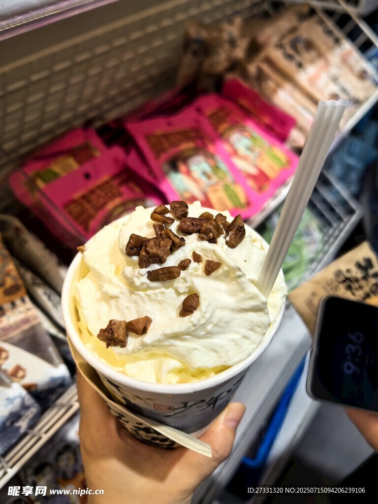 手持美味奶油坚果冰淇淋