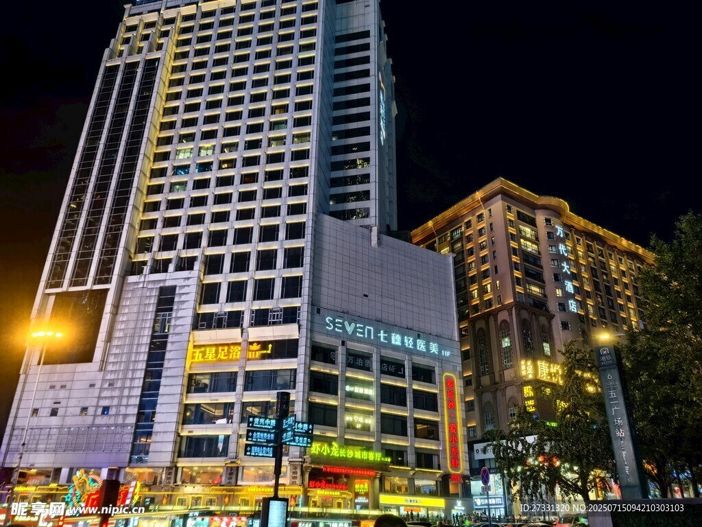 城市夜景中的繁华高楼
