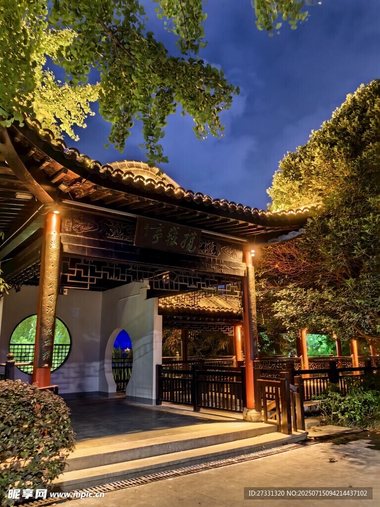 中式古亭夜景静谧雅致