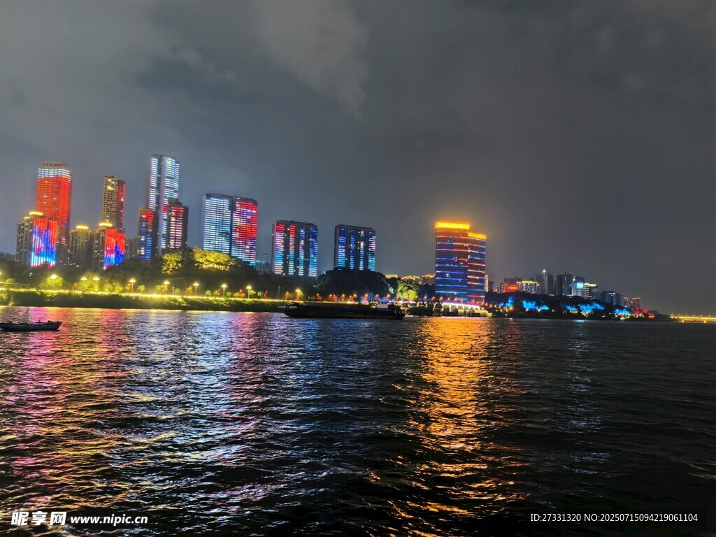 城市江畔璀璨夜景