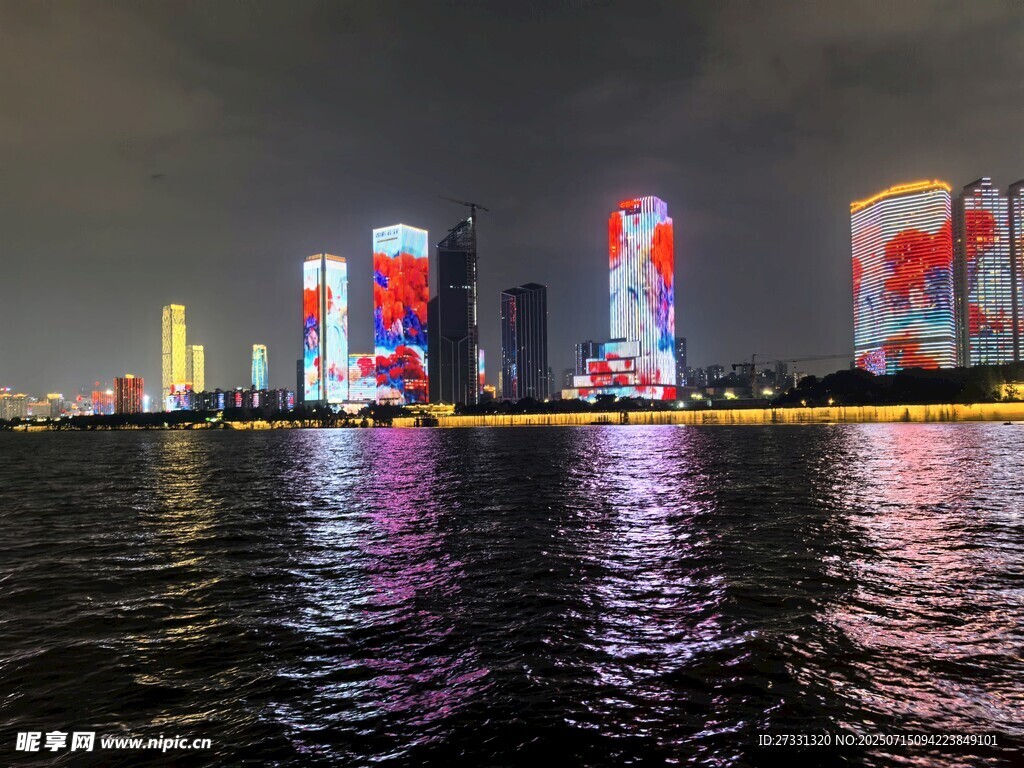 城市江畔璀璨夜景
