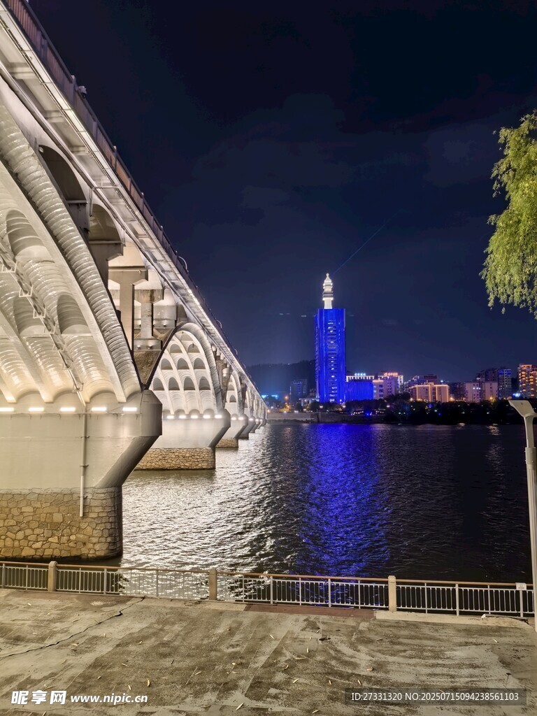 城市夜景桥梁璀璨风光