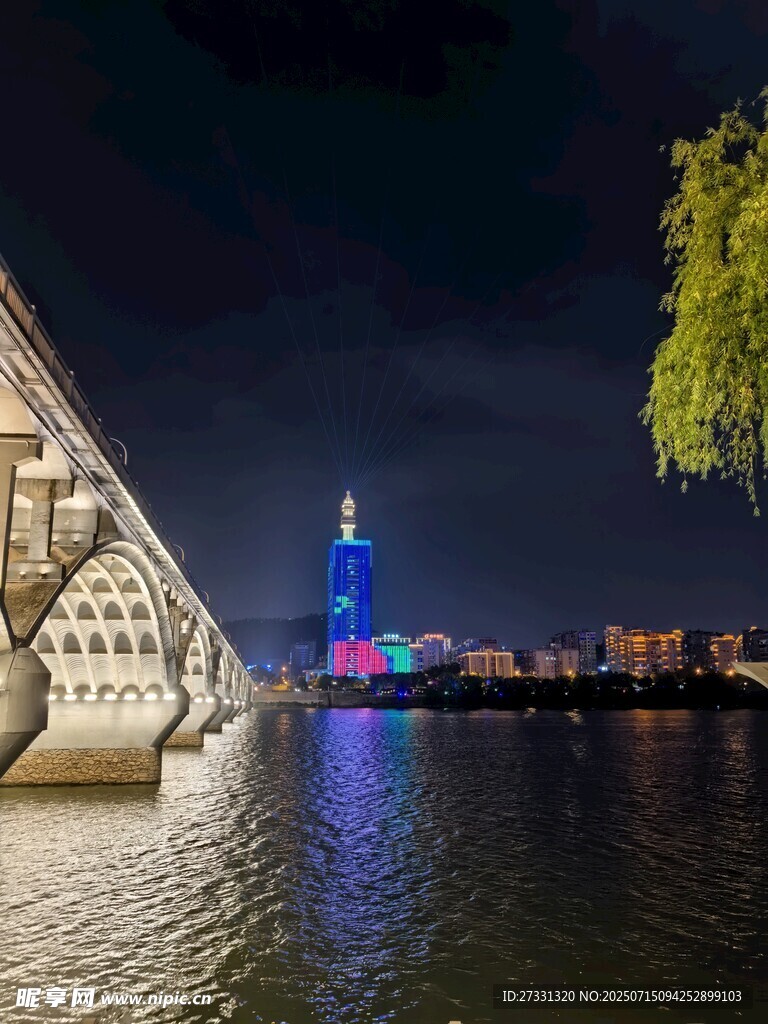 城市桥梁夜景璀璨风光