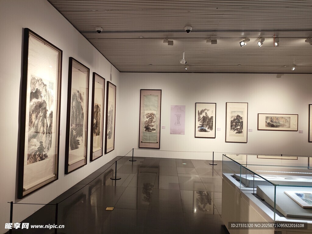 艺术展厅内的精美画作展示