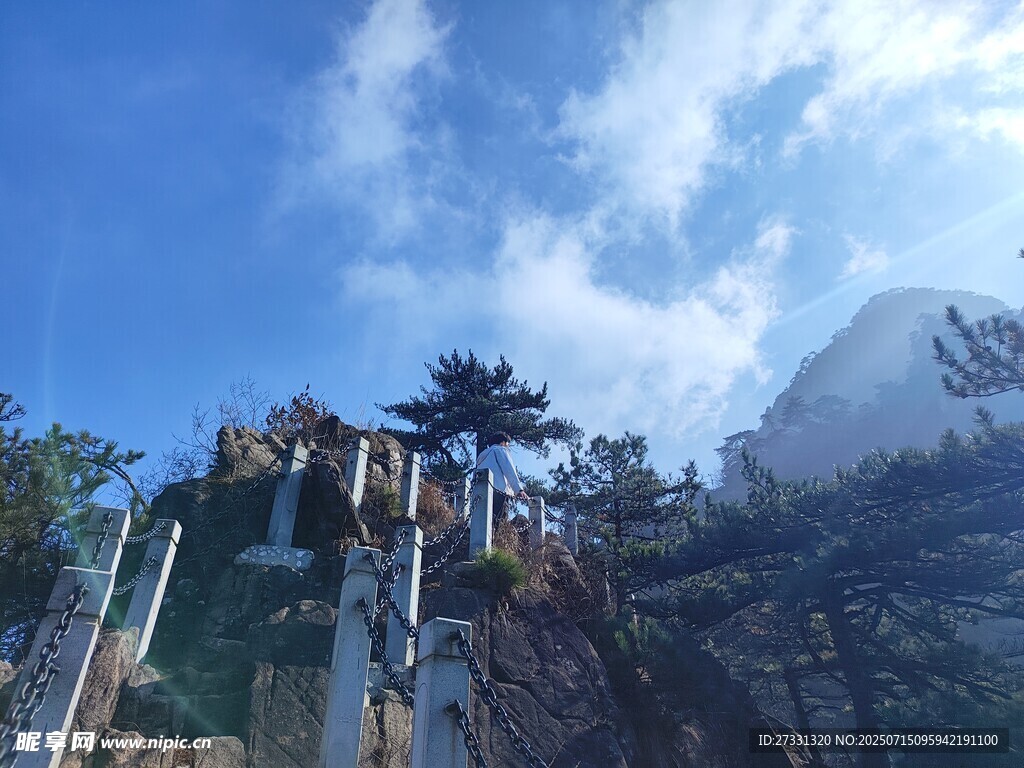 巍峨山峰上的壮丽景致