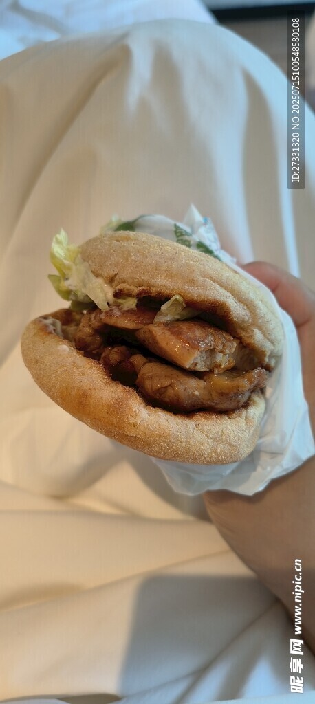 手持美味汉堡特写