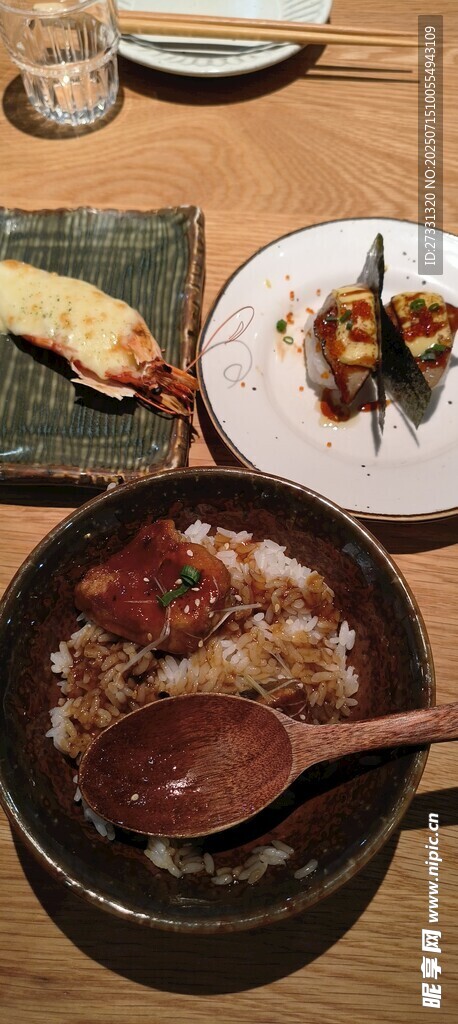 日式美食料理摆放在餐桌