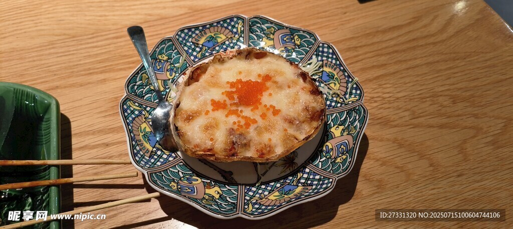 美味中式菜肴摆于盘中