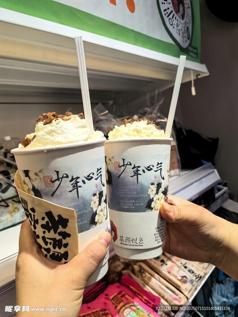 手持两杯特色饮品
