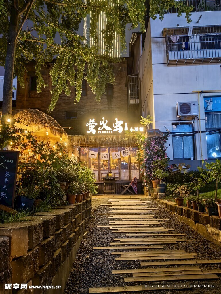 夜晚温馨的街边小店入口