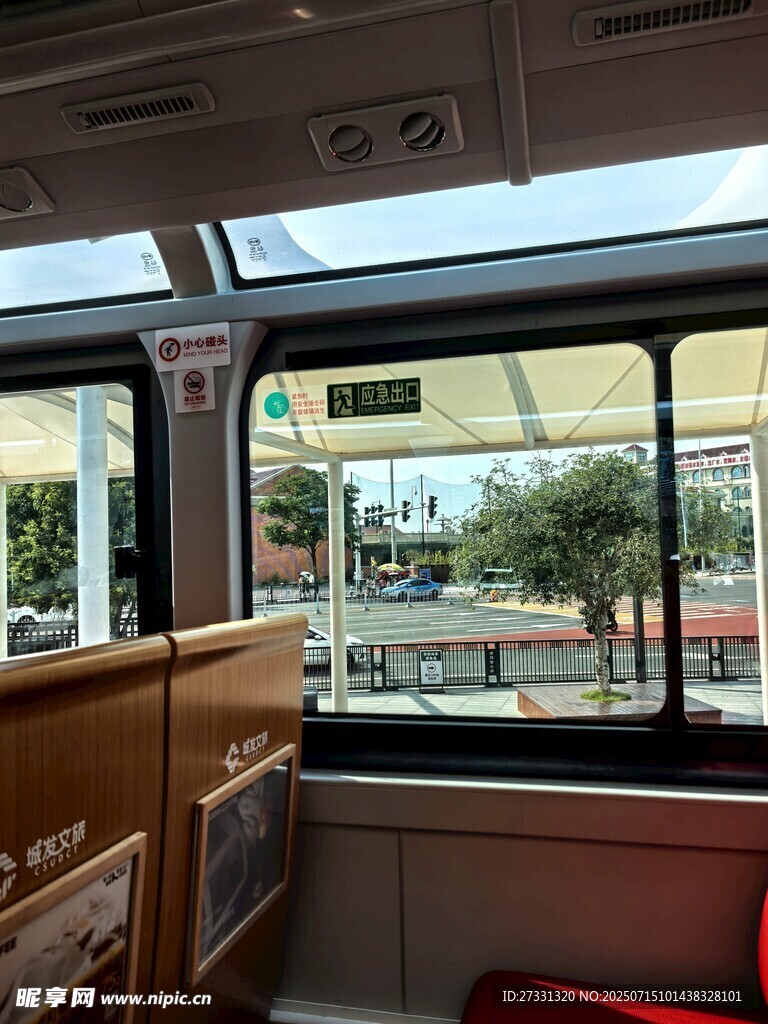 车内视角看窗外风景