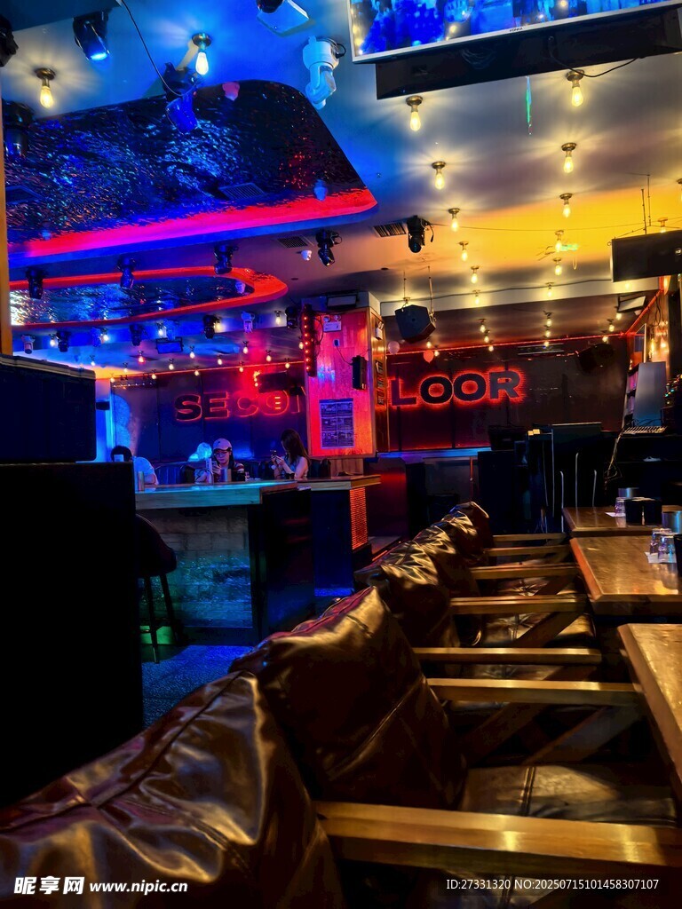 炫酷灯光下的酒吧场景