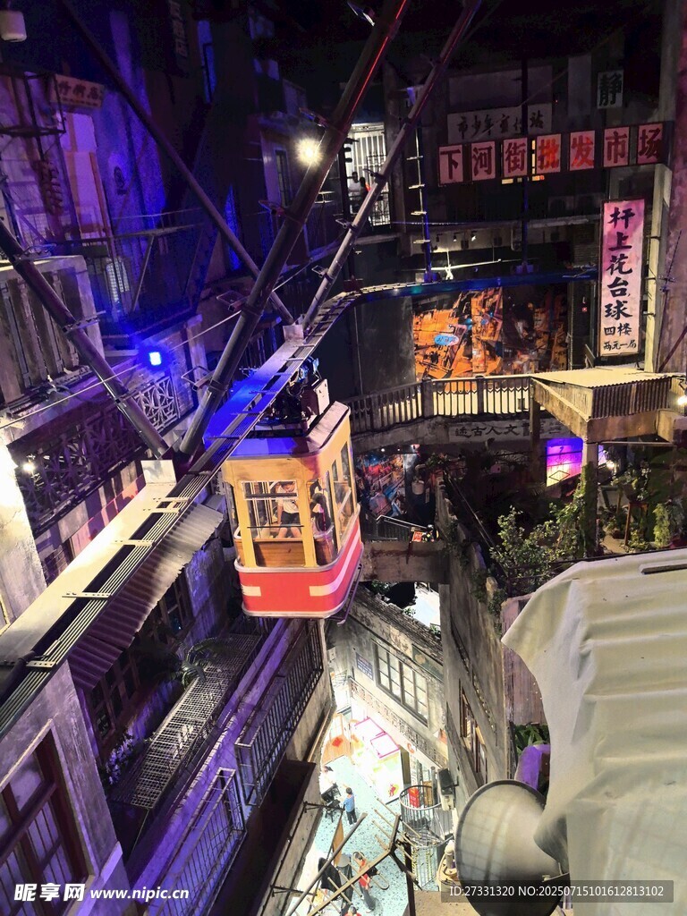 商场内的空中缆车景观