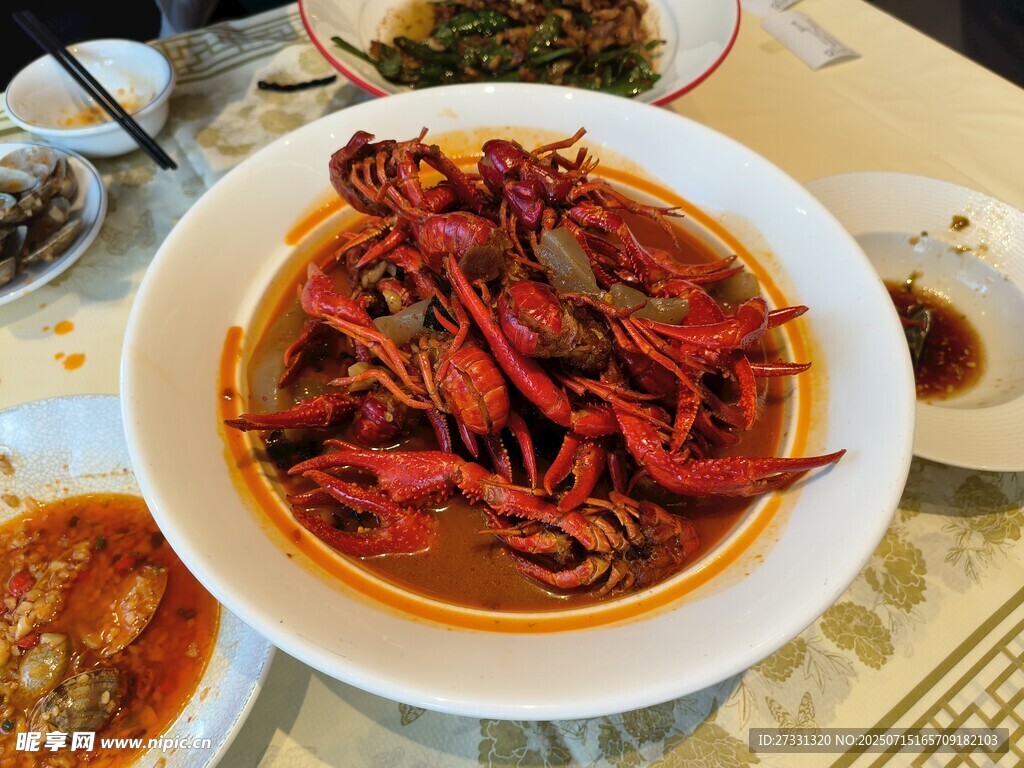 美味小龙虾摆满餐桌