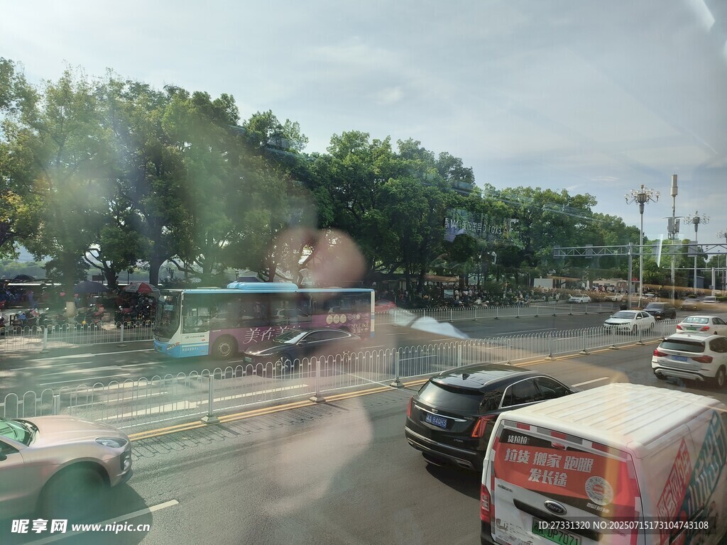 城市道路车辆行驶景象