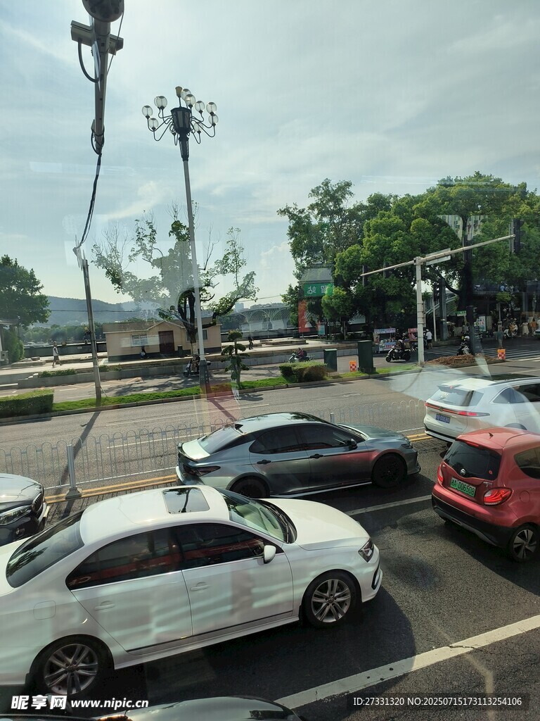 城市道路上的多辆行驶汽车