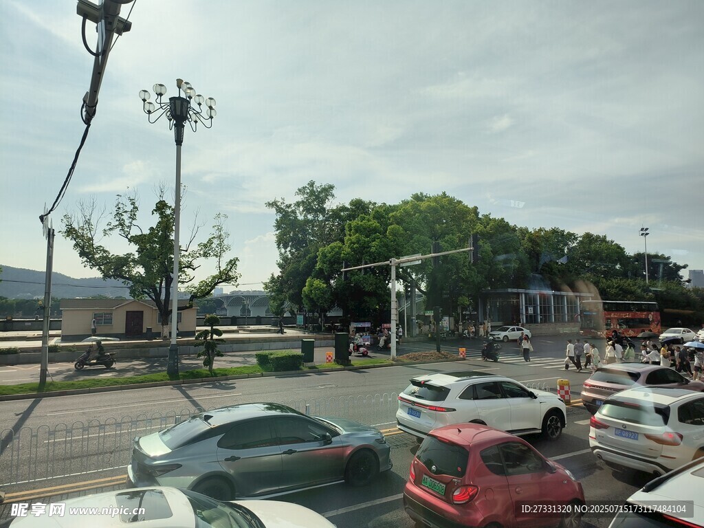 城市街道停车场景