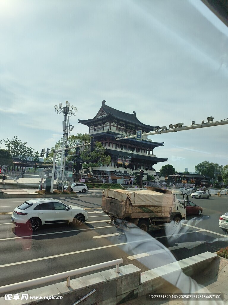 城市道路旁的中式古建筑