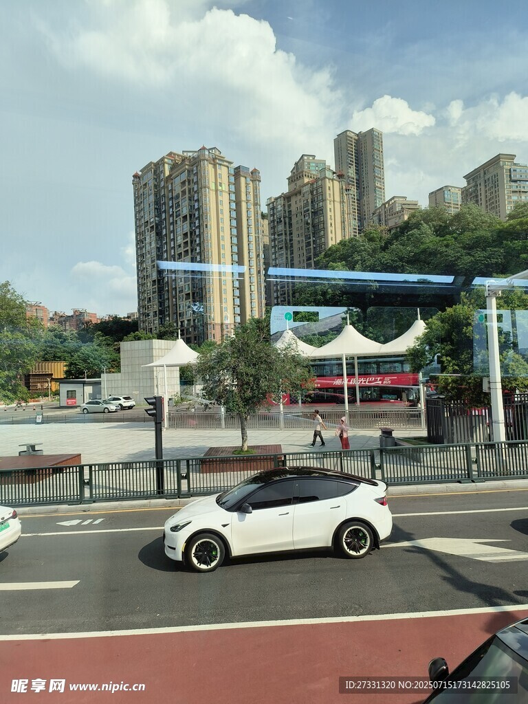城市街道与远处高楼景观