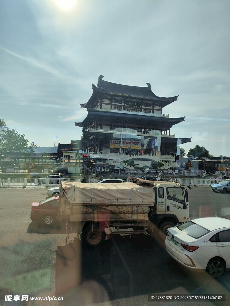 古城楼下的车辆停放场景