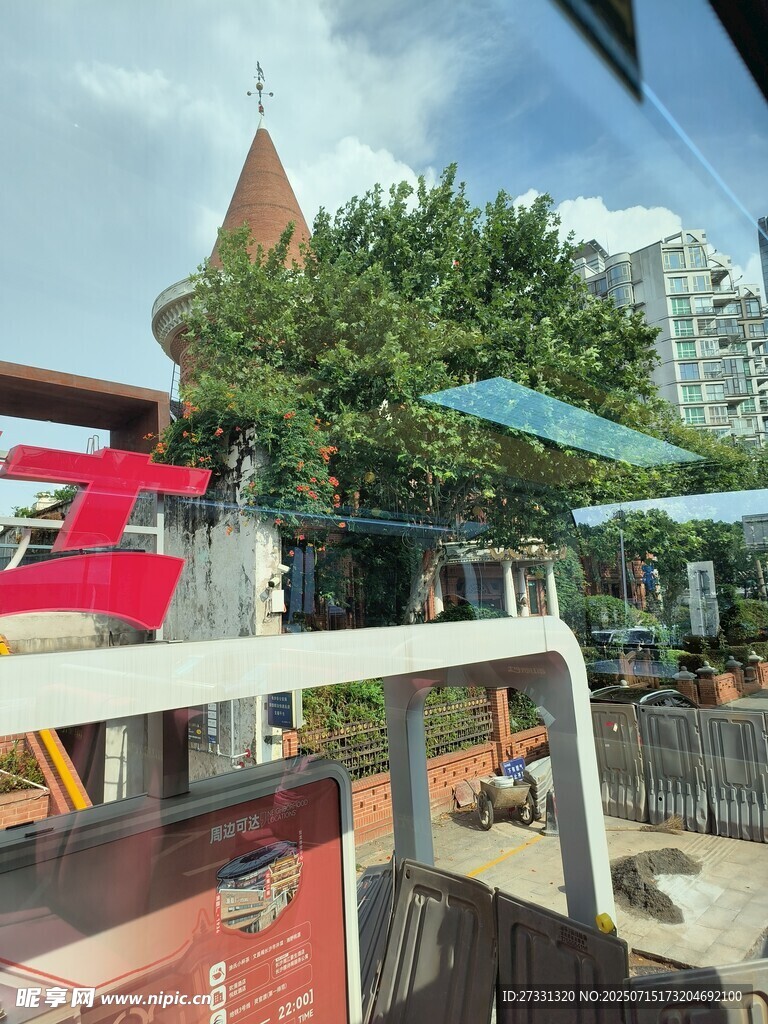 透过车窗看多彩建筑景观