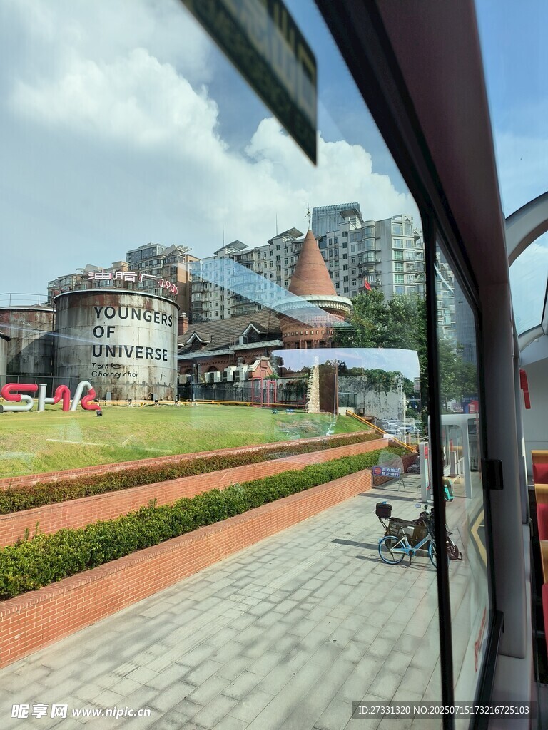 窗外城市景观与开阔绿地