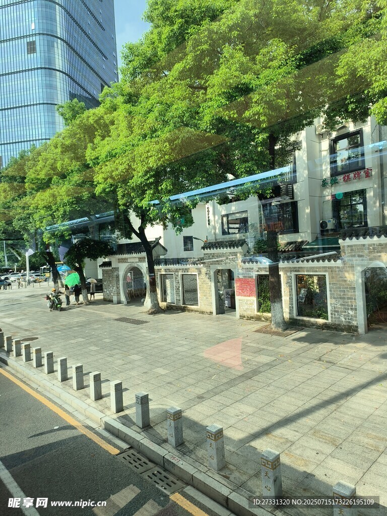 城市街道旁的公共设施景观