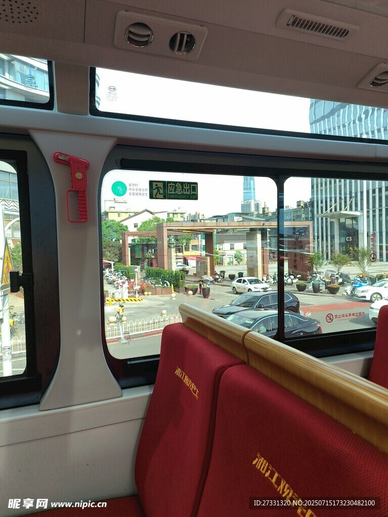 地铁车厢内窗外城市景象