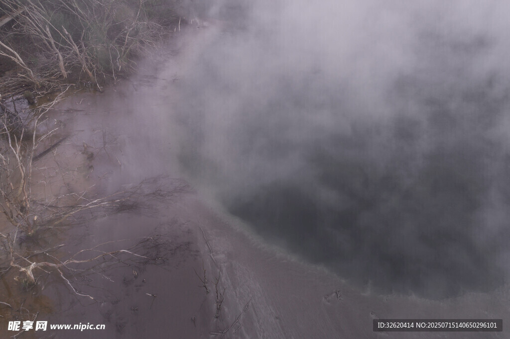 火山口烟雾缭绕景象