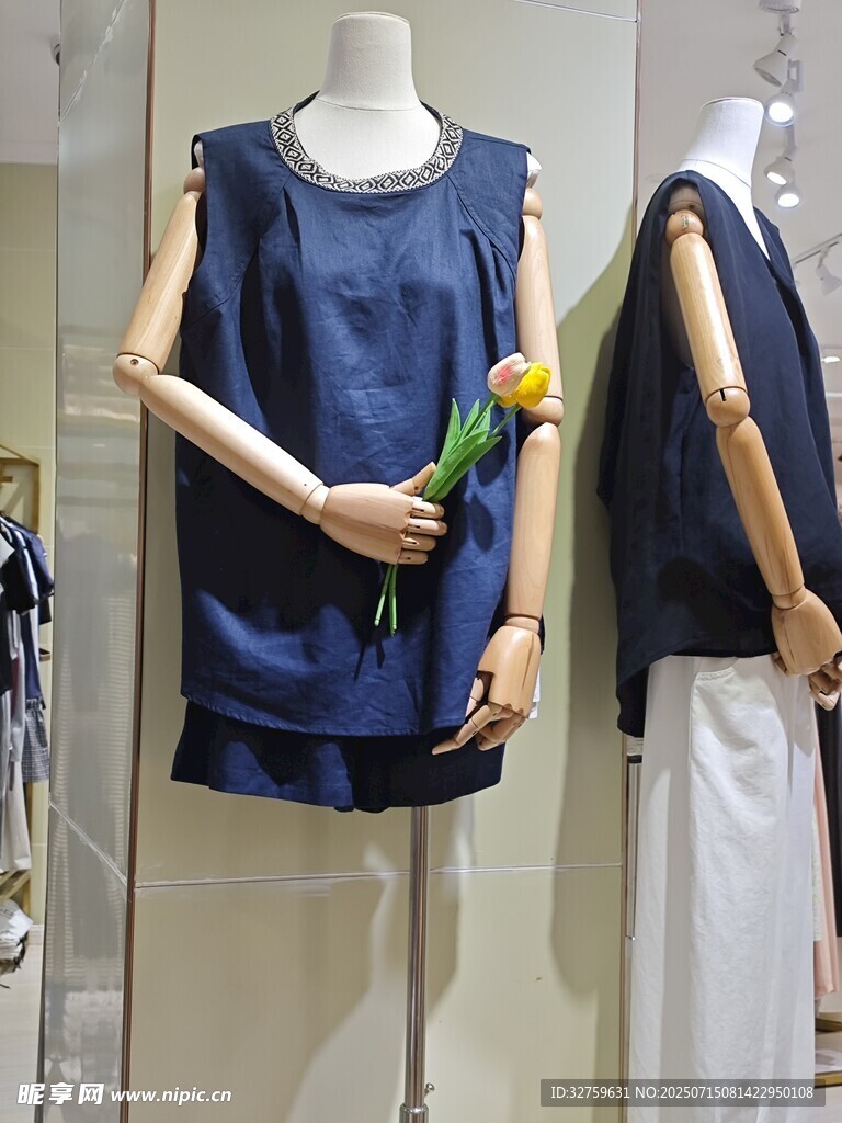 蓝色连衣裙模特展示