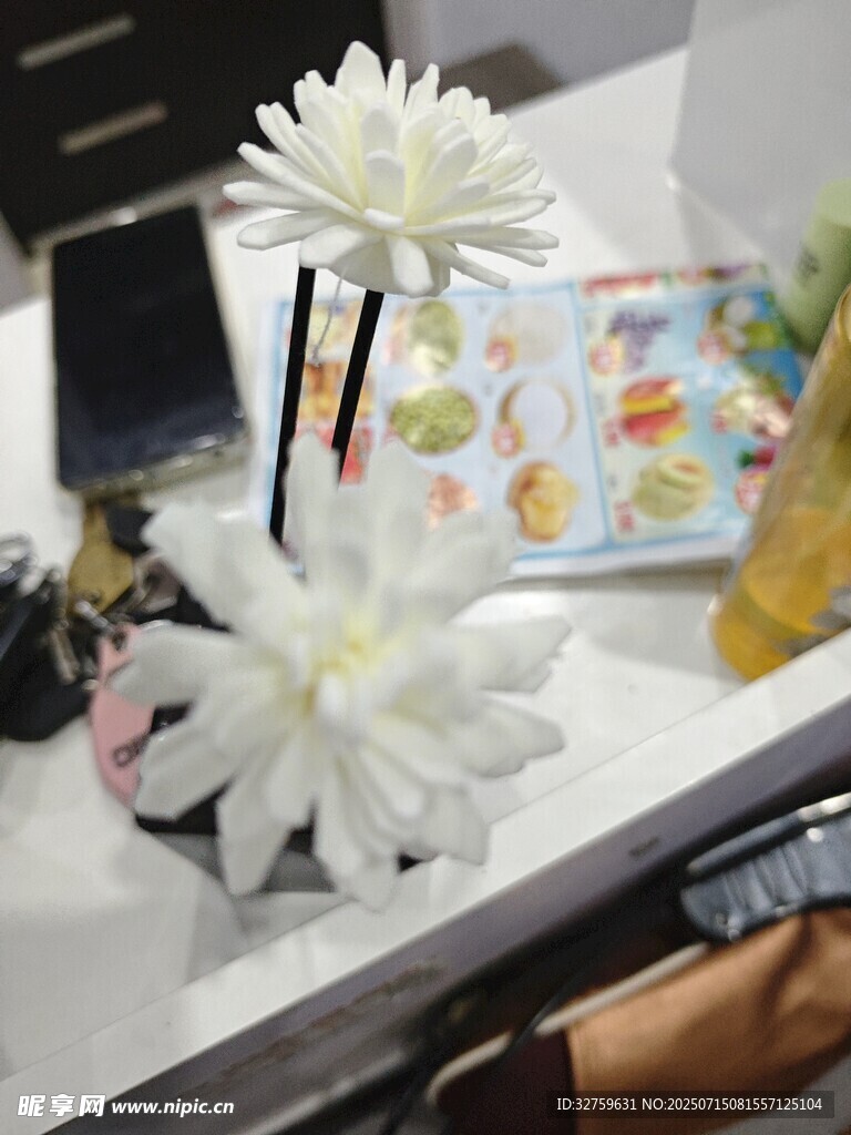桌上素雅白菊及周边物品