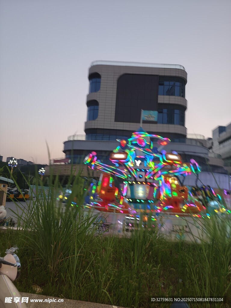 彩色雕塑前的现代建筑