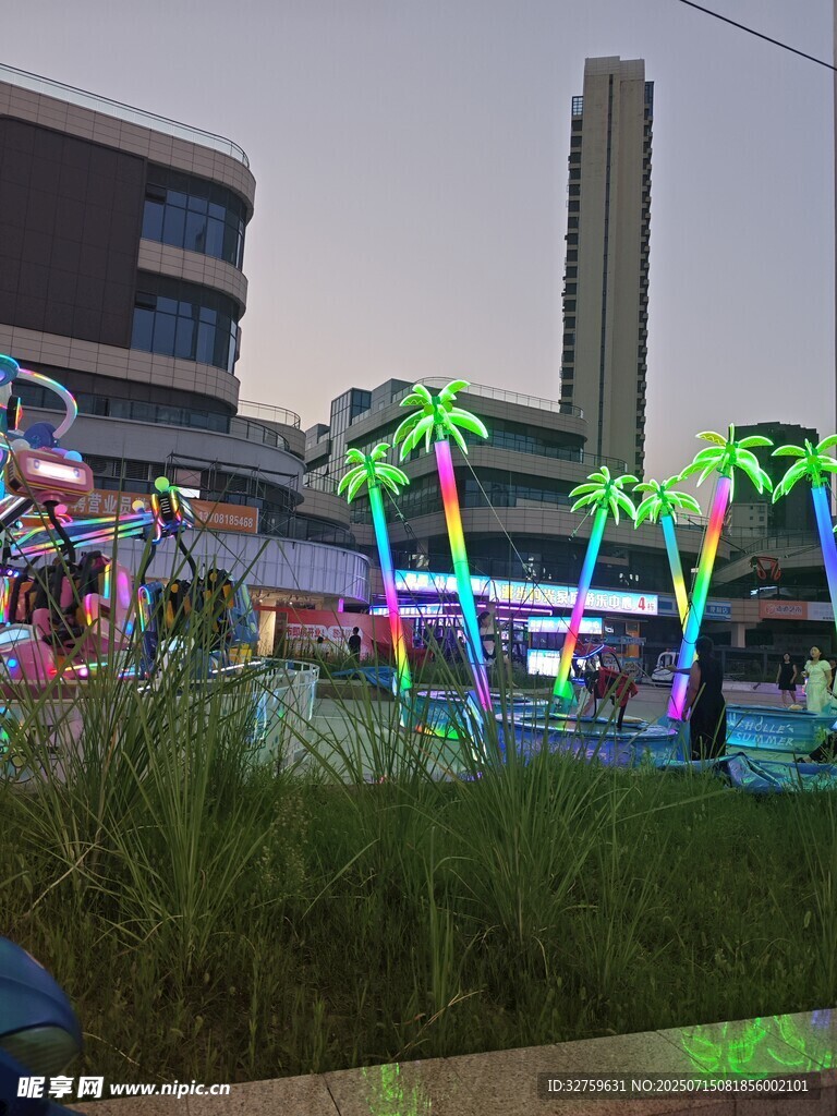 城市夜景中的多彩灯光景观