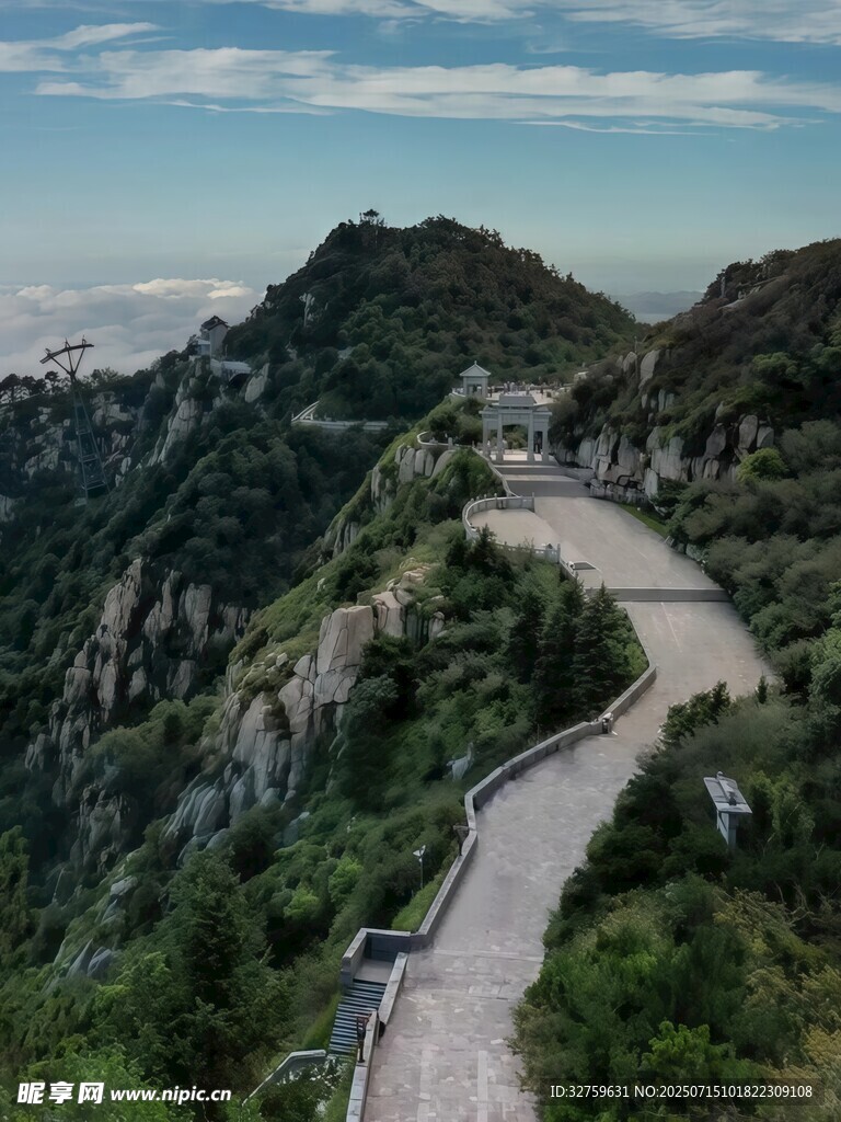 山间蜿蜒公路美景