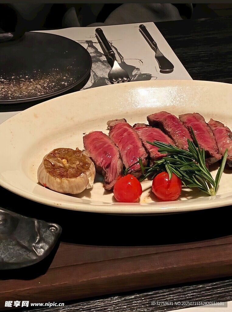 美味牛排摆盘精致