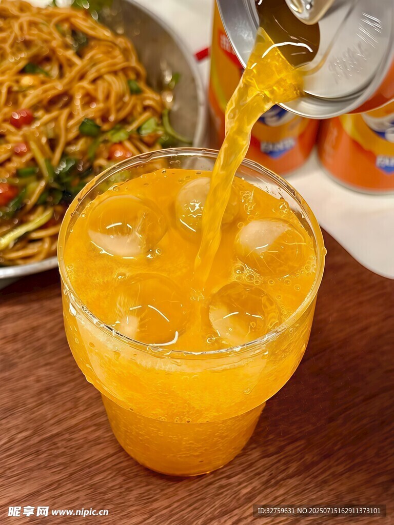 橙汁倒入杯 