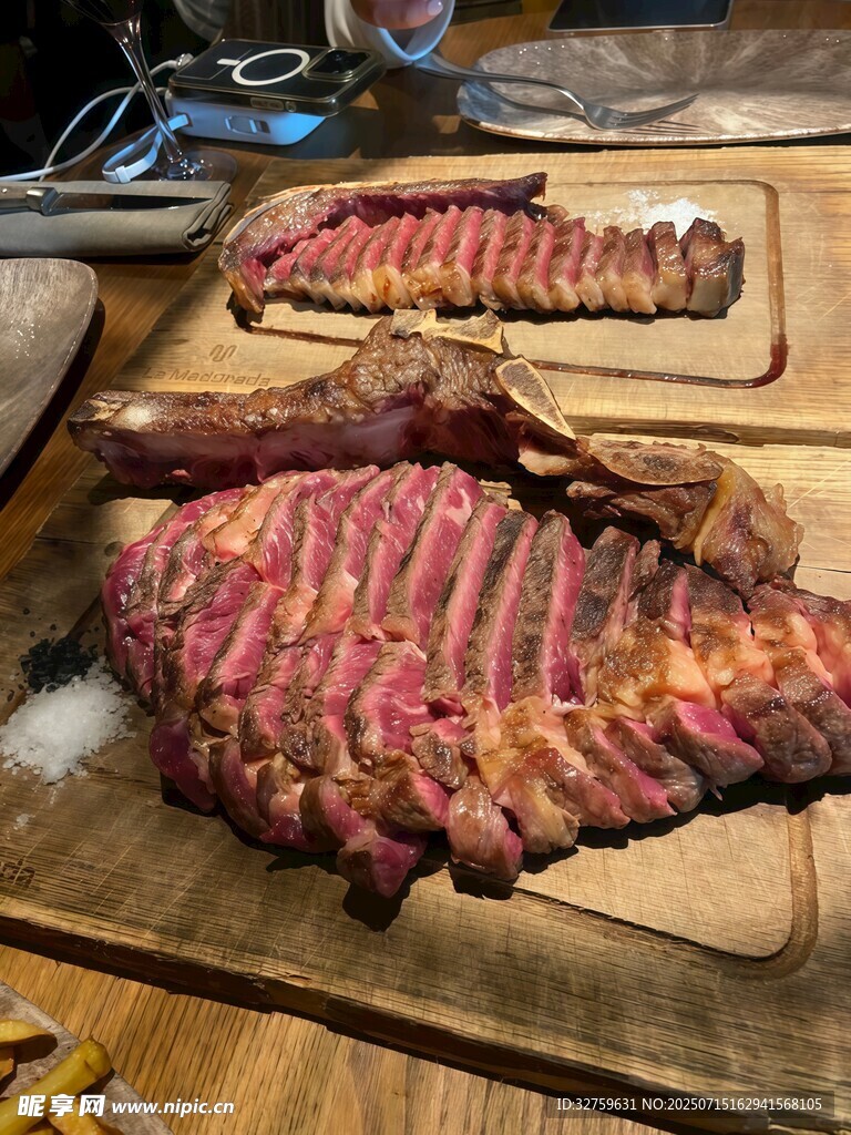 美味牛排置于木砧板上