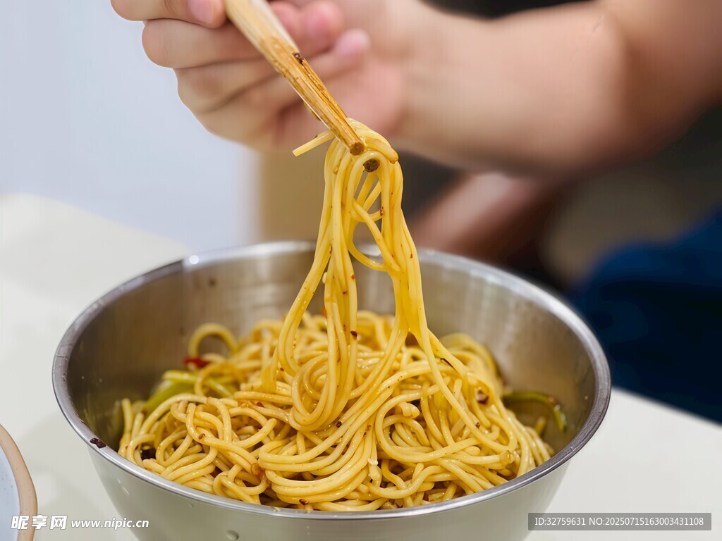 手挑碗中美味面条